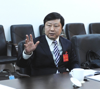 讯 记者 高钱 昨天上午,区委书记张耀武来到第五代表团参加分组审议
