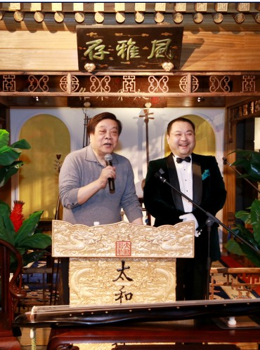 关毅先生(右)与赵忠祥老师在拍卖现场
