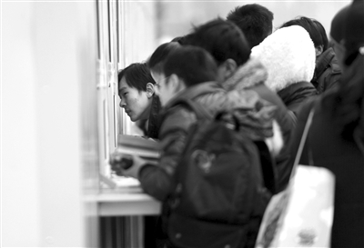 1月6日，旅客在北京站临时售票处排队购票。新京报记者 王贵彬 摄