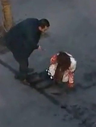 女子当街被捅20刀被拍 浑身是血满地翻滚(组图)
