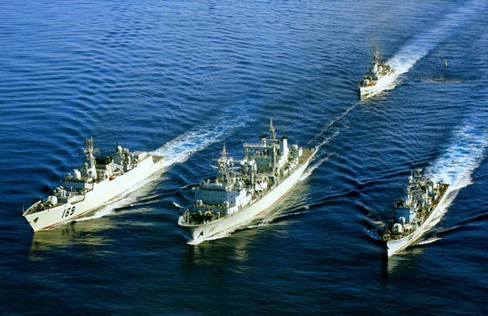 中国海军舰艇编队赴西太远海训练 护卫舰随行