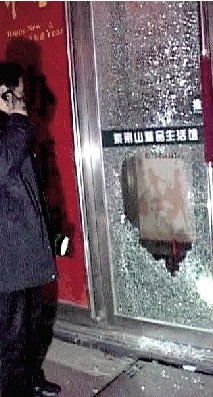 铁锤女盗贼深夜连砸6家店铺 被抓后脱裤子耍赖