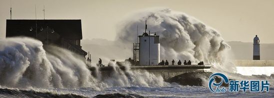 暴风雨持续袭击英国西海岸 大浪滔天宛如末世