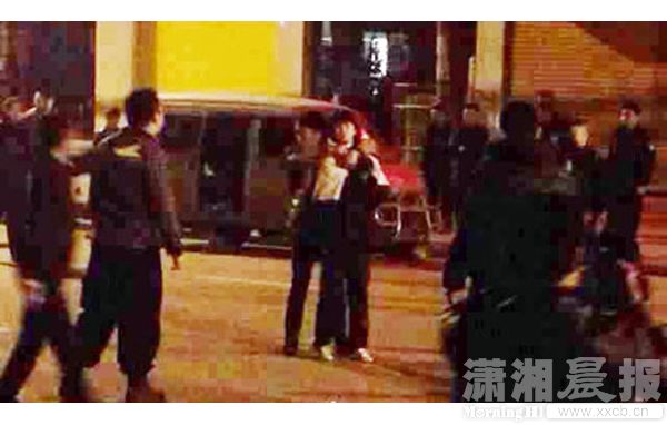 1月5日，益阳桃江灰山港镇，绑匪挟持一名人质，民警将周围封堵。图/网友高宏提供