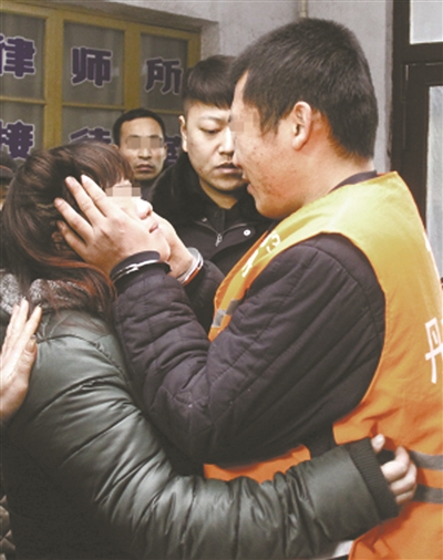 婚姻登记处迎来特殊新人 男子戴手铐与女友去领证(图)