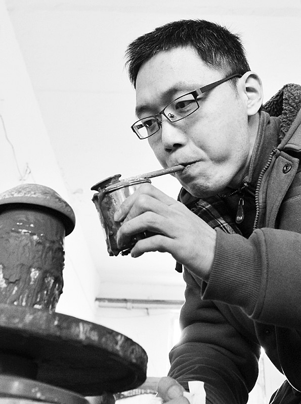 为陶瓷上釉,坚持手工制作