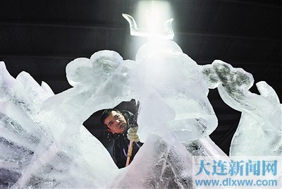 冰雕大赛雕刻"严寒"(图)