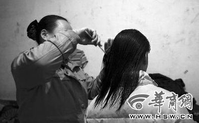 失踪女儿1月6日被警方解救，昨日上午，刘女士正在给洗完头的女儿仔细梳头黄利健摄