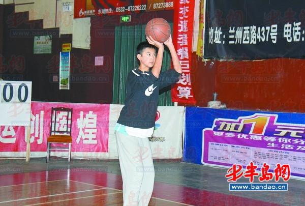 1.86米,13岁少年入选职业篮球队(组图)