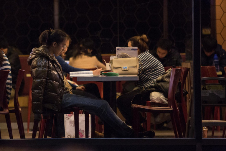 北京大学生抢占餐厅复习备战期末考试(组图)