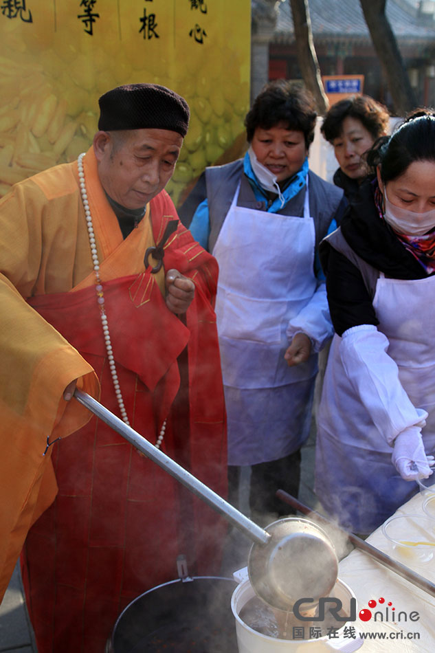 北京潭柘寺方丈为游客盛粥.摄影:沈湜