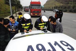 交警在检查大货车