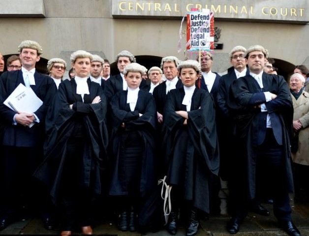 英国女律师拎万元名牌包参加罢工遭质疑(组图)