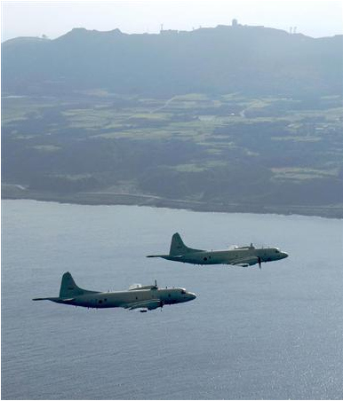日本航空自卫队的P3C巡逻机飞行于冲绳本岛西侧的庆良间诸岛及久米岛周边。