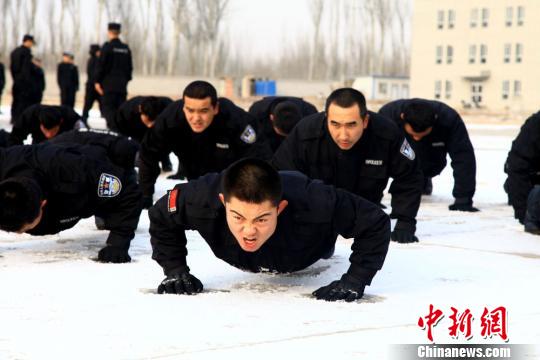 新疆喀什新招特警低温天气户外练兵-搜狐户外
