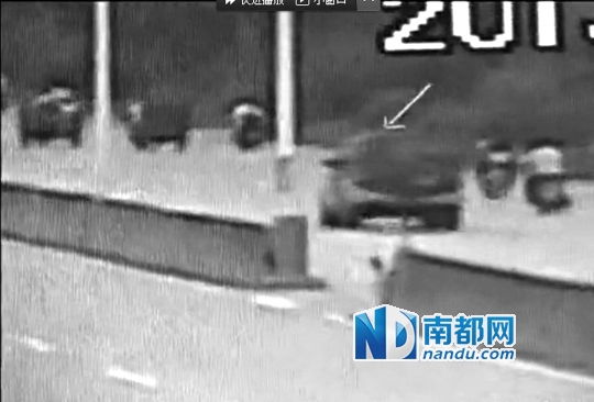 吉普车突然变道撞向摩托车。2013年8月19日下午,陈某杰涉嫌雇凶制造车祸,企图撞死仙步村在任村支书方某秋,致1死4伤。