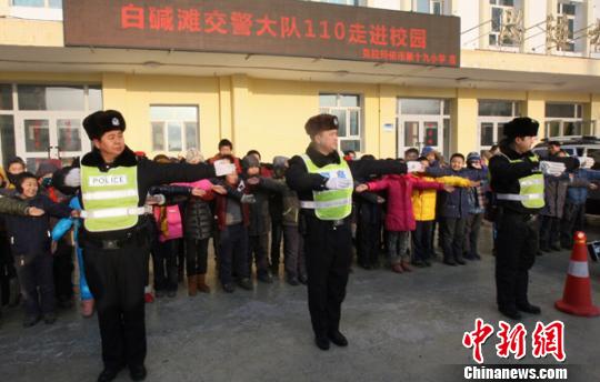 1月8日,交警正在给学生展示交通指挥手势示范展示. 周建玲 摄