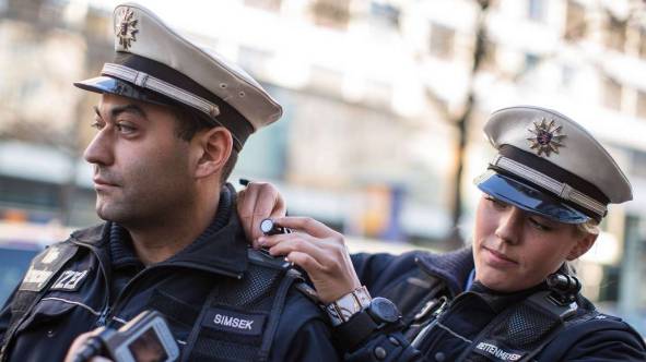 慕尼黑警方计划在警察肩部加装摄像头(图)