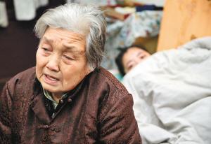 八旬老奶奶照顾抱养智障孙女 生活艰难从未想放弃(图)