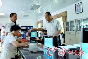 钟落潭镇雄伟村实施一站式服务直通车。 记者