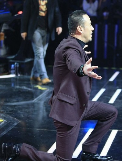 《中国好歌曲》今晚来袭 导师杨坤单膝跪地求歌