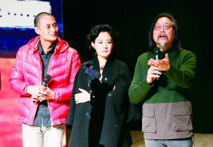 剧雪(中)回归话剧舞台出演《让我牵着你的手……》.