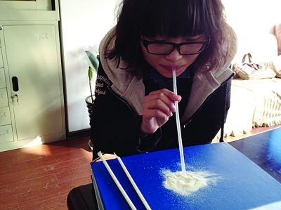 记者暗访校门口另类零食像“白粉”似“手雷”堪忧