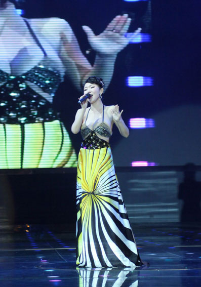周诗雅国际品牌小姐世界总决赛颁奖演唱献爱心