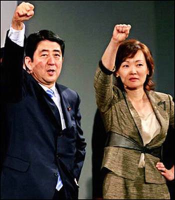 资料图:安倍晋三与夫人安倍昭惠.