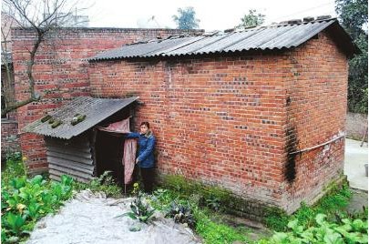 村里为老人搭建的简易厕所.