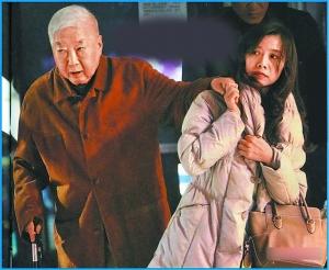 李瑶敏(右)被拍到和台湾富商陈飞龙互动亲密