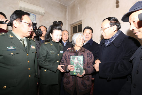 姚林辉随中国老龄事业发展基金会理事长李宝库到村民家中看望并送上她在人民大会堂举行的作品演唱会光盘