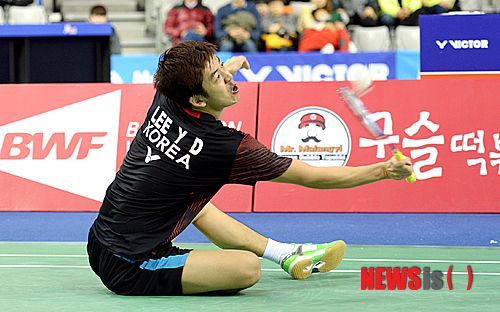 图文:李龙大/柳延星无缘4强 坐地上回球