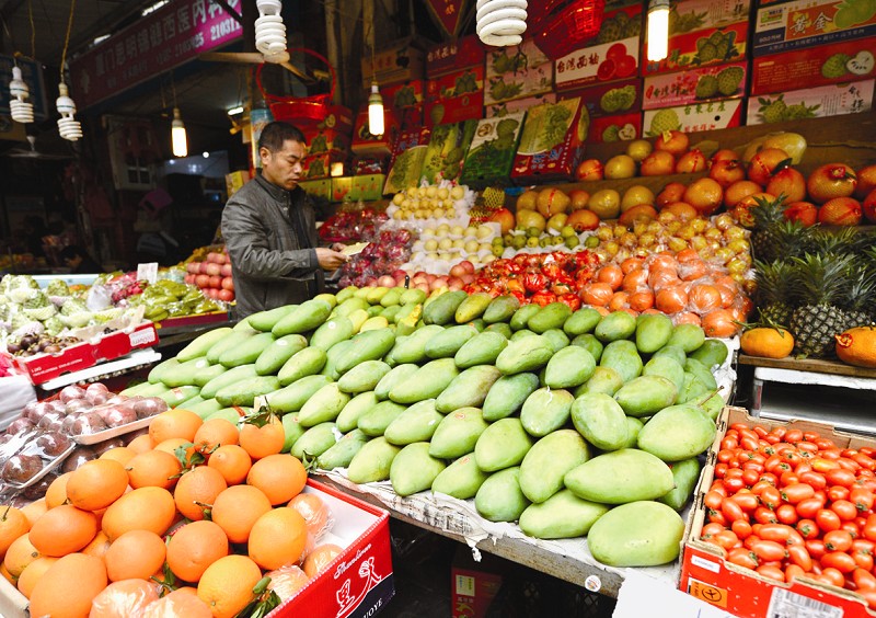 虽是冬天,厦门的水果市场却一下子来了好多芒果品种.