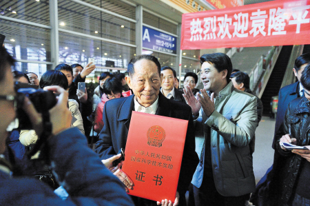 昨日下午,长沙火车南站,袁隆平院士及其团队载誉回湘,受到家乡人民和媒体的热烈欢迎。