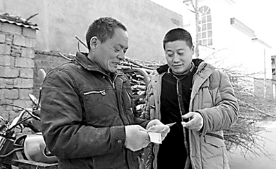 1月12日，陈武现给农民工送上拖欠15年的工钱。