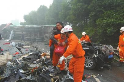 四川高速车祸致2人死亡 现场上百村民哄抢饮料 -搜狐汽车