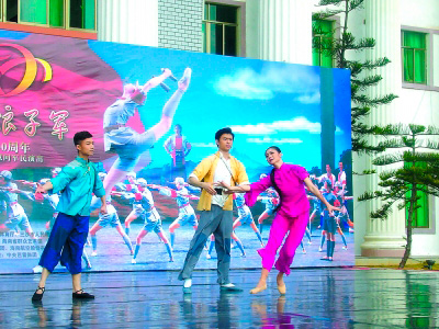 图为中央芭蕾舞团在海南省三沙市永兴岛演出《红色娘子军》片段现场。张钺 摄