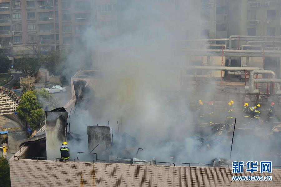 上海虹口区一商务大厦楼顶发生火灾 尚无人员伤亡报告