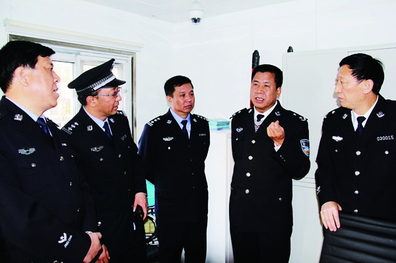 大同市公安局局长王武道视察警务工作站(右二)