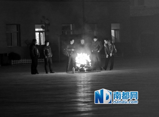 1月3日下午5时40分左右，山西五台县实验小学校园内，几位教职工围在“旺火”堆旁进行“谢土”祭拜。CFP图