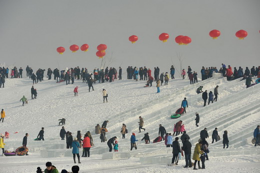 中国最大的冰上游乐园在盘锦开园