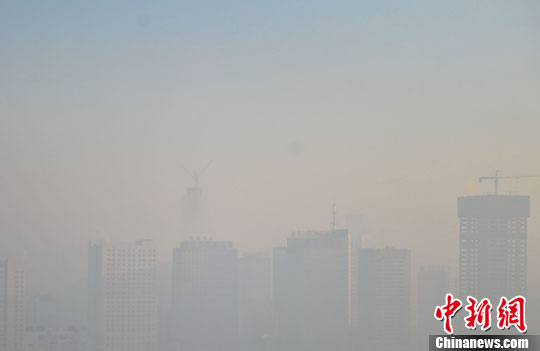 1月14日，沈阳雾霾指数为中度污染，市区部分地区如“海市蜃楼”。中新社发 于海洋 摄
