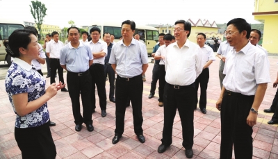 南召县委书记鄢国宾(右一),县长王放(左二)的陪同下深入南召县南河店