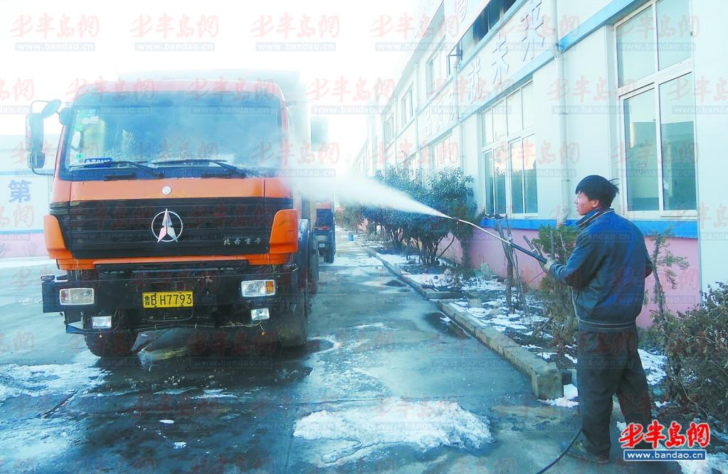 北苑商砼车队司机在用高压清洗机自行清理汽车外裸灰.