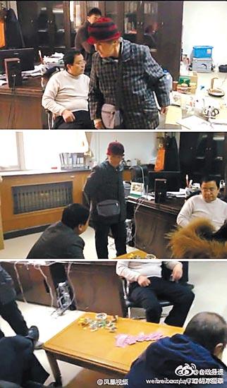 村官上班打牌 老太太怒斥:来村委会养老吗?