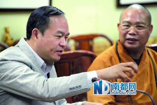 昨日,大佛寺内,广州市城管委主任危伟汉就垃圾分类与大佛寺住持耀智法师交流意见。