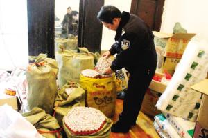 屋内堆满"土爆竹" 商店老板被行拘(图)