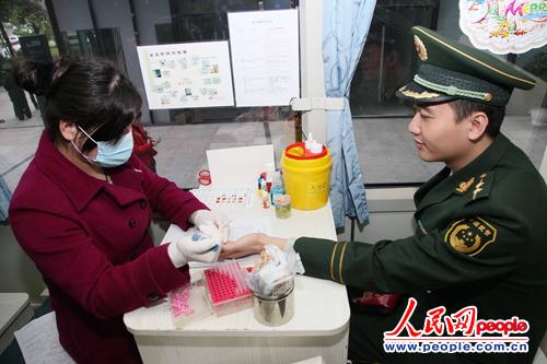 图为深圳边防支队官兵正在做常规血液检查