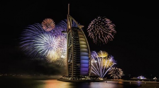 壮观的2014年迪拜新年焰火表演()(组图)